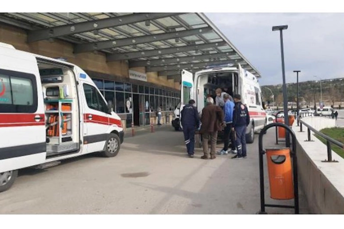 Avtomobil baryerlərə çırpıldı: Yaralılar var
