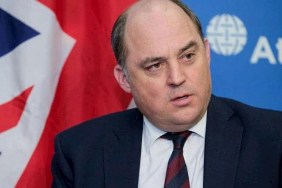 Britaniya müdafiə naziri təqaüdə göndəriləcək