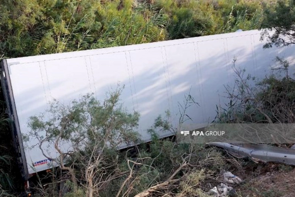 Sabirabadda TIR yoldan çıxaraq kanala aşıb