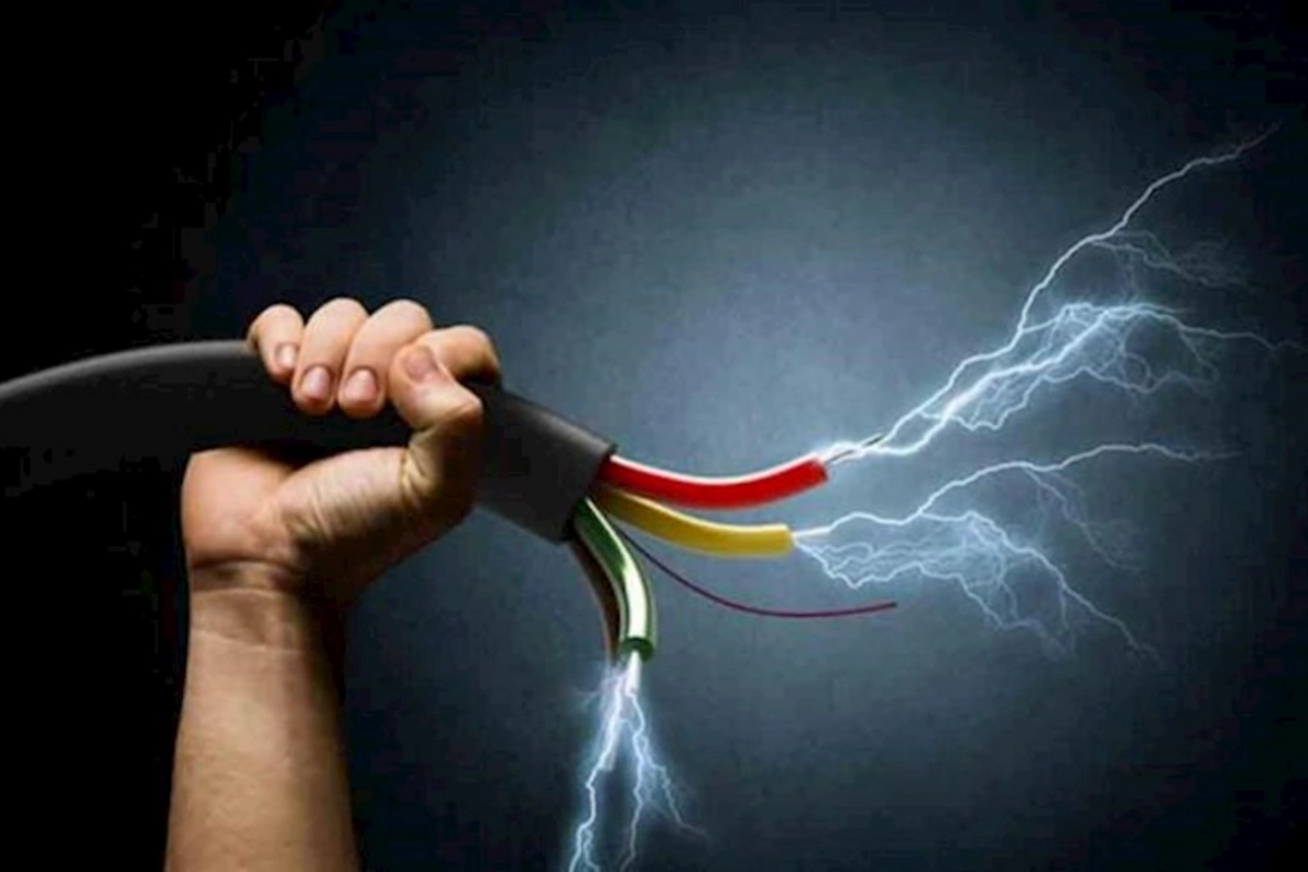 Ağsuda 4 yaşlı uşağı elektrik cərəyanı vurdu