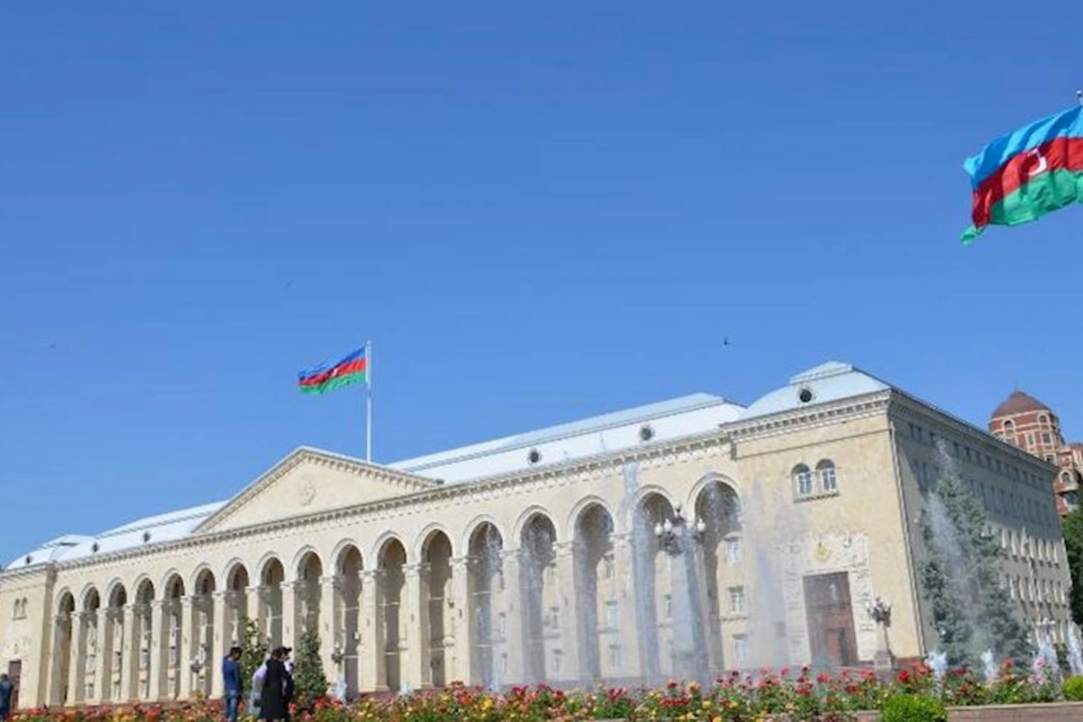 Gəncədə icra hakimiyyəti binası YANIR