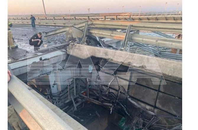 Krım körpüsündə partlayış: Ölənlər var — FOTOLAR Krım körpüsündə partlayış: Ölənlər var — FOTOLAR