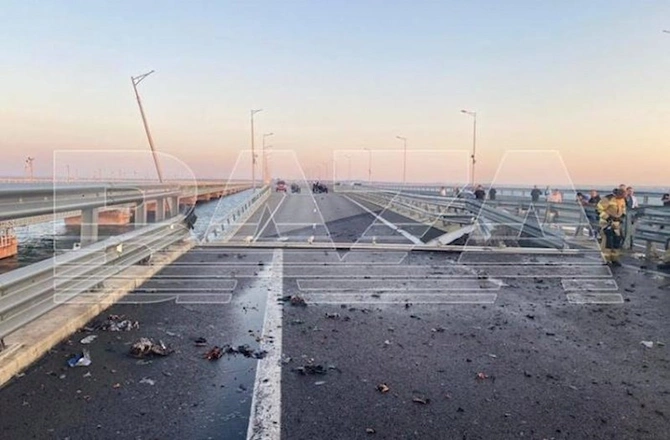 Krım körpüsündə partlayış: Ölənlər var — FOTOLAR Krım körpüsündə partlayış: Ölənlər var — FOTOLAR