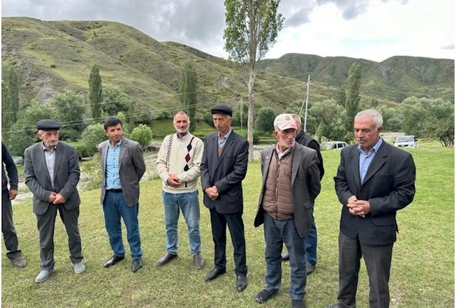 “Açıq mikrofon” Zarat Xeybəri kəndində — FOTOLAR “Açıq mikrofon” Zarat Xeybəri kəndində — FOTOLAR