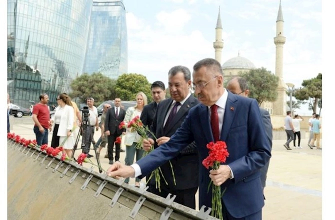 Fuat Oktay Şəhidlər xiyabanında — FOTOLAR Fuat Oktay Şəhidlər xiyabanında — FOTOLAR