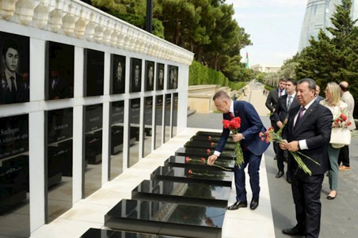 Fuat Oktay Şəhidlər xiyabanında — FOTOLAR