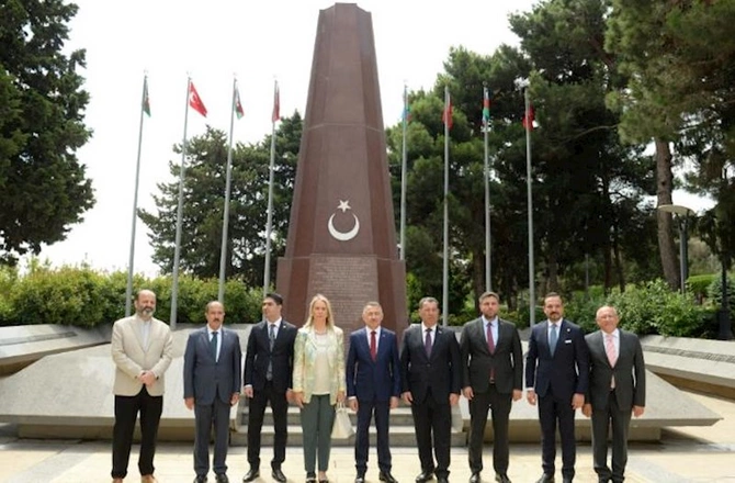 Fuat Oktay Şəhidlər xiyabanında — FOTOLAR Fuat Oktay Şəhidlər xiyabanında — FOTOLAR