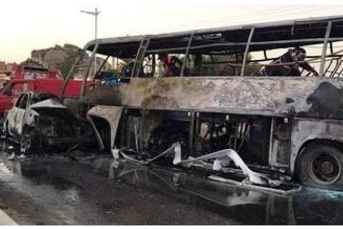 Sərnişin avtobusu və minik avtomobili toqquşdu: 34 nəfər öldü