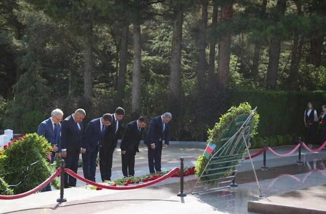 Mətbuat nümayəndələri Heydər Əliyevin məzarını ziyarət etdilər — FOTOLAR
