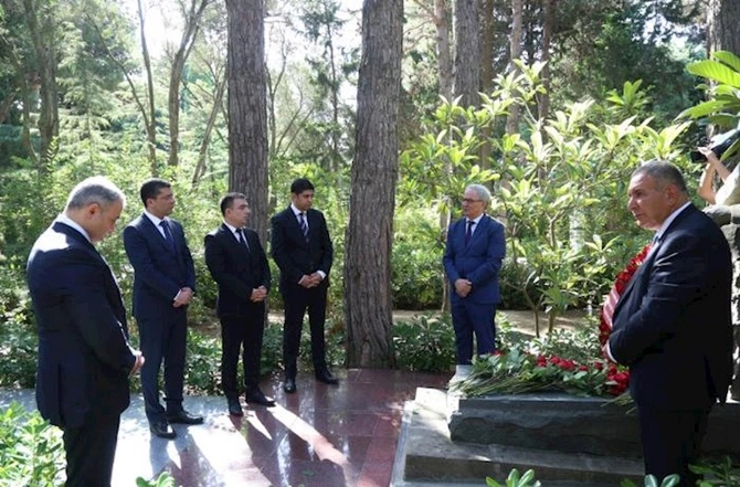Mətbuat nümayəndələri Heydər Əliyevin məzarını ziyarət etdilər — FOTOLAR