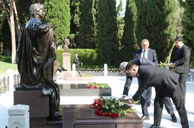 Mətbuat nümayəndələri Heydər Əliyevin məzarını ziyarət etdilər — FOTOLAR