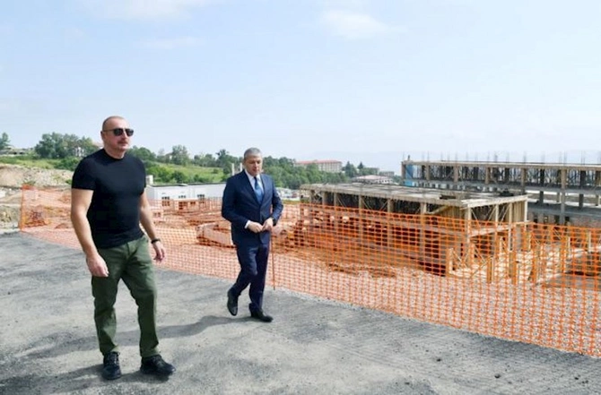 Prezident Şuşa xəstəxanasının tikintisi ilə tanış olub — FOTOLAR Prezident Şuşa xəstəxanasının tikintisi ilə tanış olub — FOTOLAR