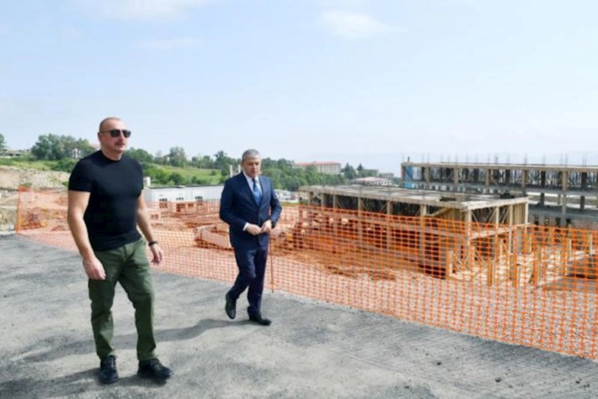 Prezident Şuşa xəstəxanasının tikintisi ilə tanış olub — FOTOLAR