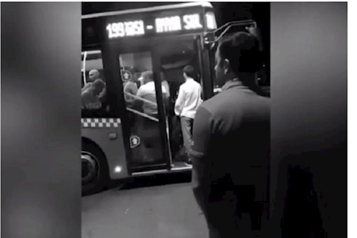 Sürücü 40 qəpiyə görə yaşlı qadını avtobusa buraxmadı — VİDEO