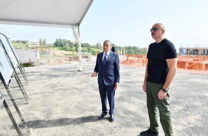Prezident Şuşa xəstəxanasının tikintisi ilə tanış olub — FOTOLAR Prezident Şuşa xəstəxanasının tikintisi ilə tanış olub — FOTOLAR