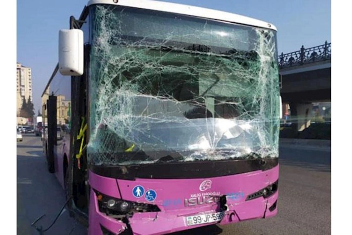 Bakıda iki avtobus toqquşdu: Xəsarət alanlar var