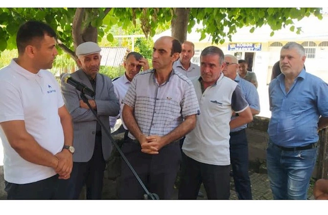 “Açıq mikrofon” aksiyası qaz xətti yeni çəkilmiş Qumux kəndində — FOTOLAR