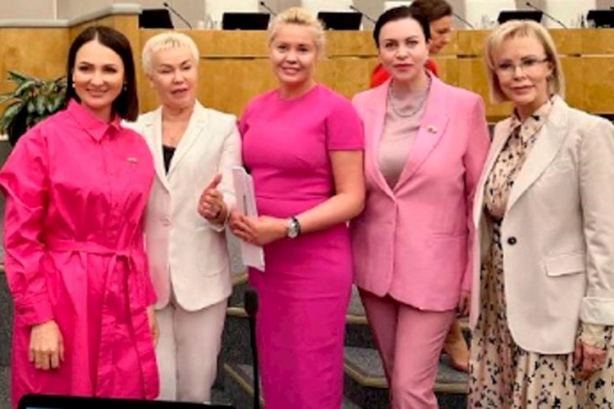 Rus deputatlar iclasa “Barbie” geyimində gəldilər