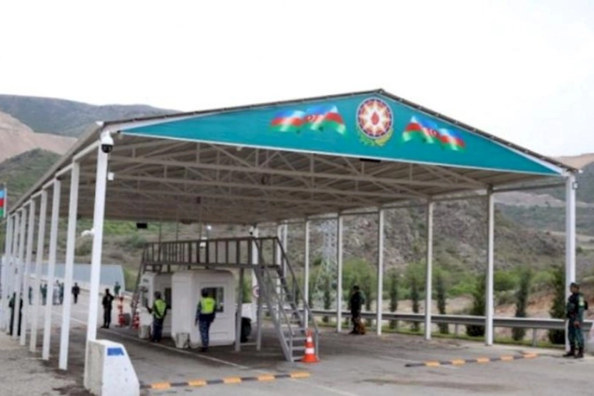 Sərhəddə gərginlik: Yük maşınları Laçın dəhlizinə yığılır