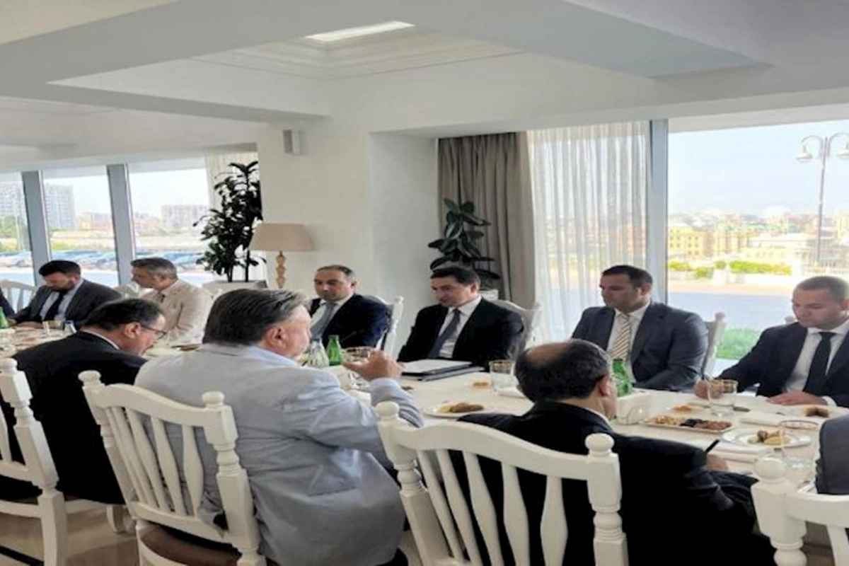 Prezidentin köməkçisi əcnəbi diplomatlarla görüşdü