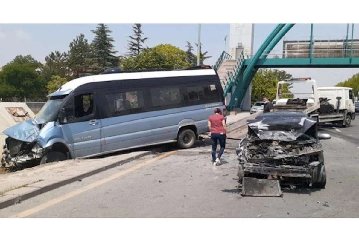 Avtomobil mikroavtobusa çırpıldı — Ölənlər və yaralananlar var