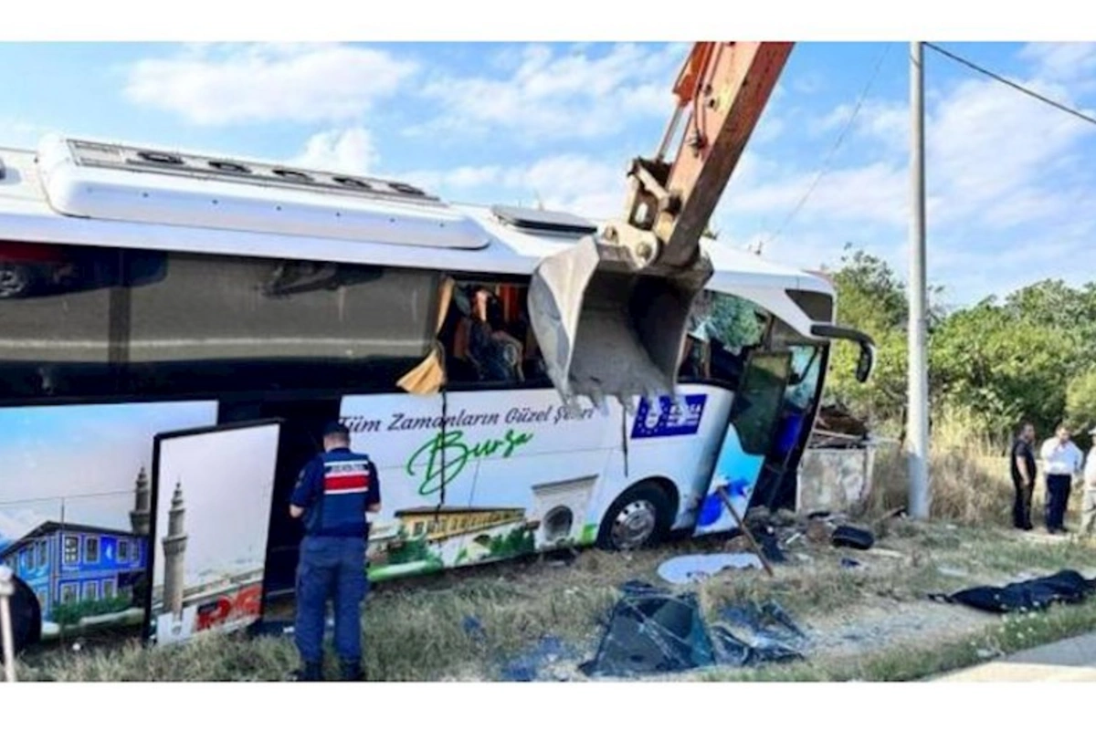 Turistləri daşıyan avtobusun sürücüsü infarkt keçirdi: 1 ölü, 8 yaralı
