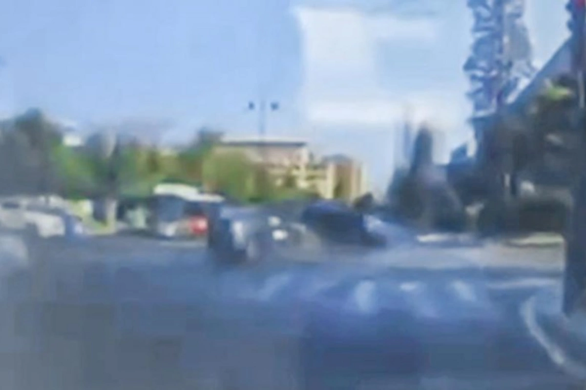 “Prius” “Prado”nu vurub aşırdı — VİDEO