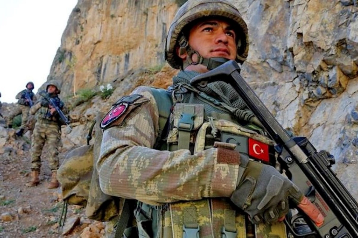 Türkiyə ordusu terrorçulara aid xeyli sayda silah-sursat ələ keçirib — FOTO