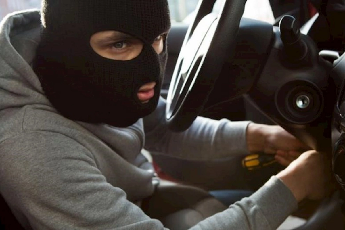 Bakıda avtomobildən 16 min manat və 2 min dollar pul oğurlanıb