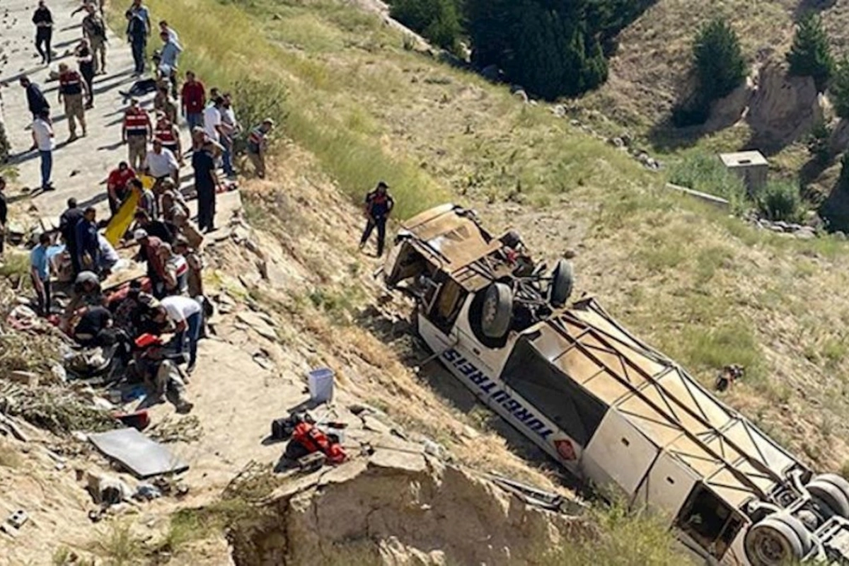 Türkiyədə sərnişin avtobusu dərəyə aşdı — Çox sayda ölən var