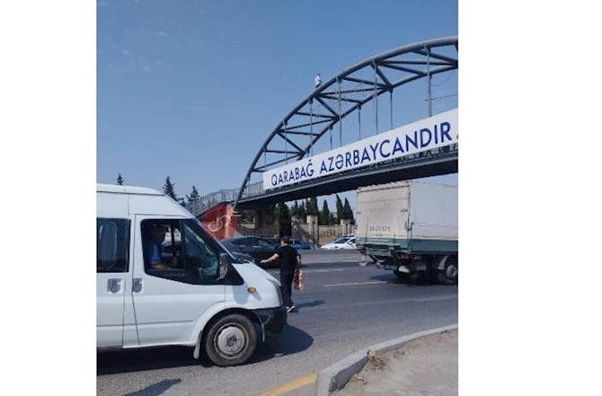 Xırdalanda kişi intihar məqsədilə keçidin üzərinə çıxdı — VİDEO/FOTO Xırdalanda kişi intihar məqsədilə keçidin üzərinə çıxdı — VİDEO/FOTO