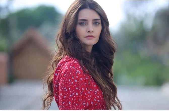 Məşhur aktrisanın yeni halı hər kəsi təəccübləndirdi — FOTO