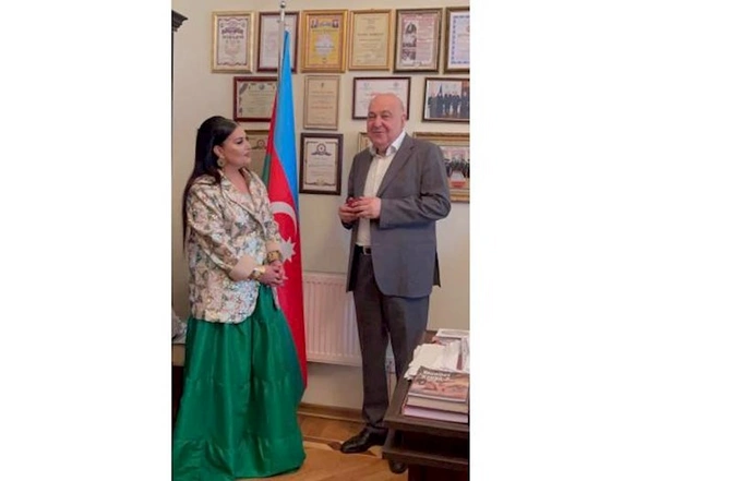 Elza Seyidcahan Yazıçılar Birliyinin üzvü oldu — FOTO Elza Seyidcahan Yazıçılar Birliyinin üzvü oldu — FOTO