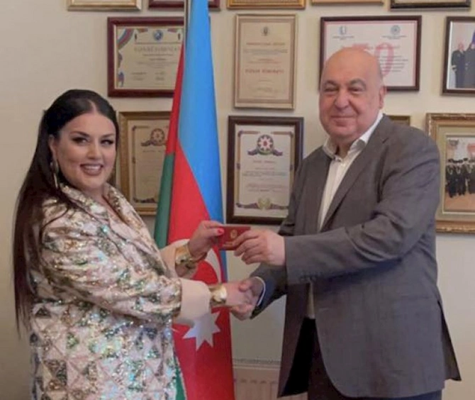 Qələmimi çərtirəm — Elza Seyidcahan