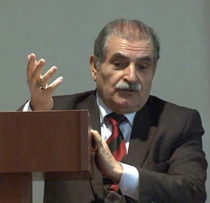 Bu şair Elza Seyidcahana görə AYB üzvlüyündən çıxır — FOTO Bu şair Elza Seyidcahana görə AYB üzvlüyündən çıxır — FOTO