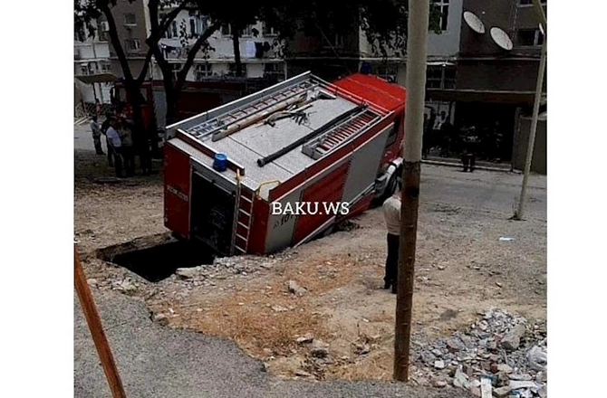 Bakıda yanğınsöndürən maşın su quyusuna ilişib qaldı — VİDEO/FOTO