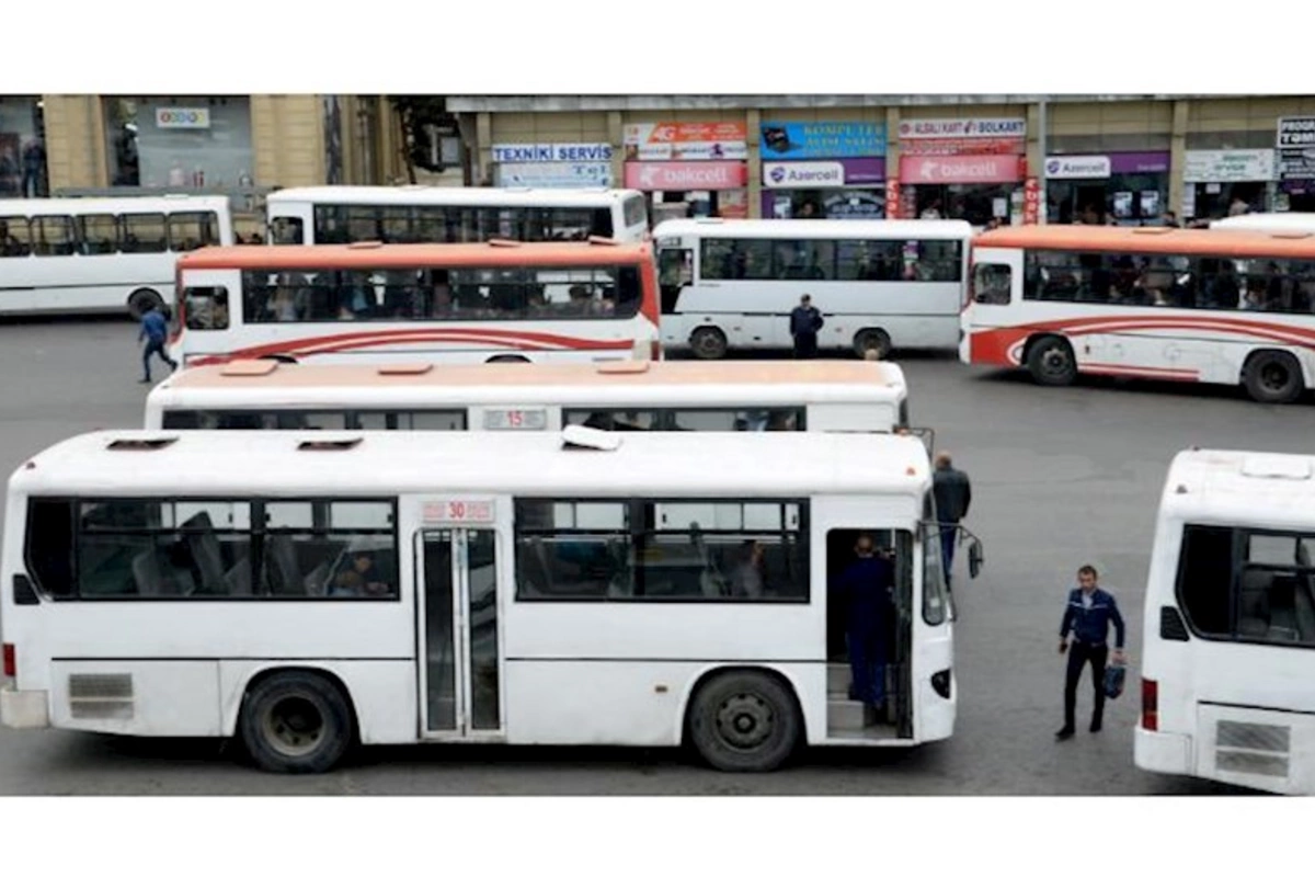 Bəzi avtobusları kondisioner olmadığı üçün qapısı açıq idarə edirlər — VİDEO