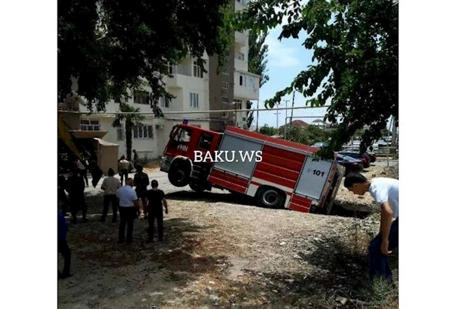 Bakıda yanğınsöndürən maşın su quyusuna ilişib qaldı — VİDEO/FOTO