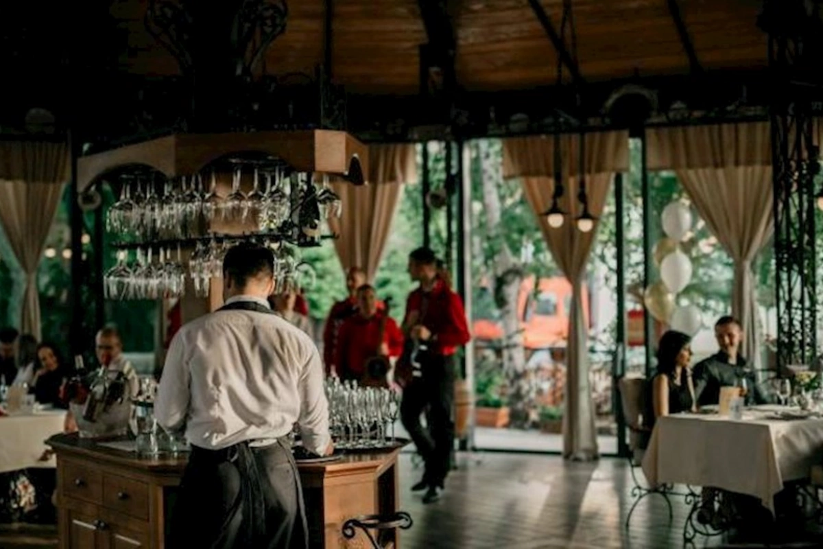 Tanınmış meyxanaçı restoranda qadın müğənnini döydü — Həbs edildi (FOTO)