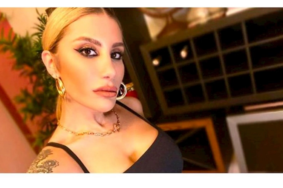 Məşhur müğənni İlon Maskı təhqir etdi — FOTO