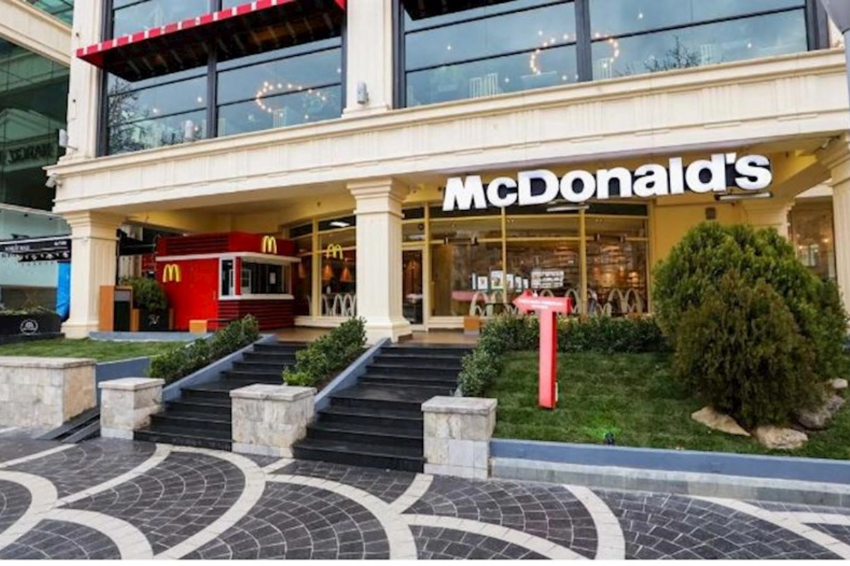 Bakıda “McDonalds”da İNSİDENT— Müştəri sifariş menyusunun monitorunu sındırdı