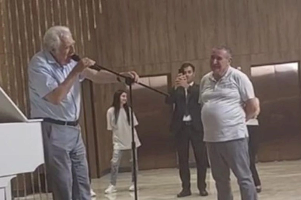 Yazıçı Anar “Laçın” mahnısını oxudu — VİDEO