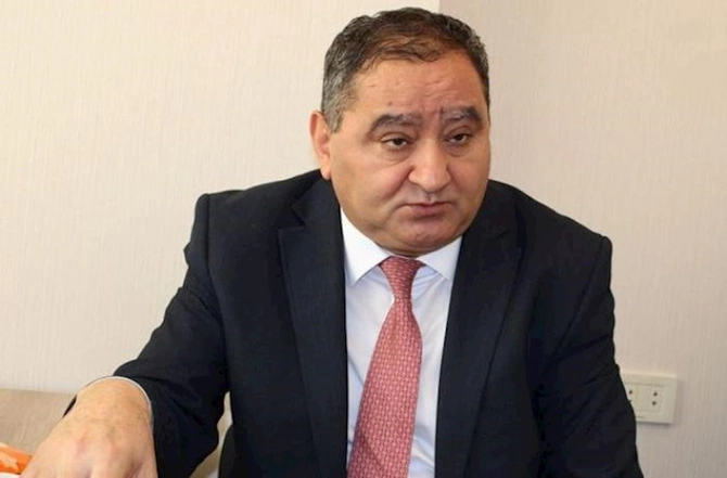 “Elm və təhsil naziri milləti təhqir edir” — Deputat Emin Əmrullayevi “TOPA TUTDU”