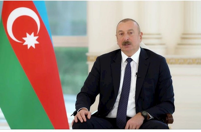 Prezidentin portretinə ştrixlər
