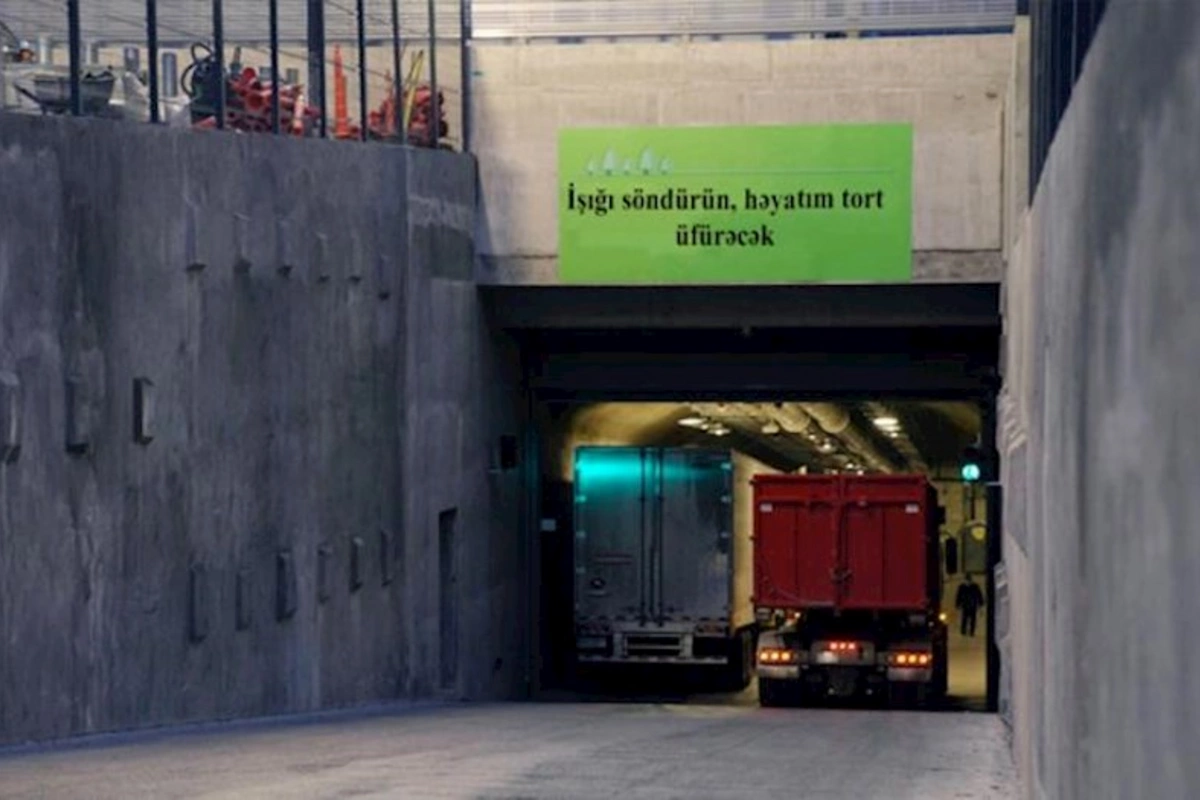 Tunelin üzərində “işığı söndürün, həyatım tort üfürəcək” plakatı asan şəxs HƏBS EDİLDİ