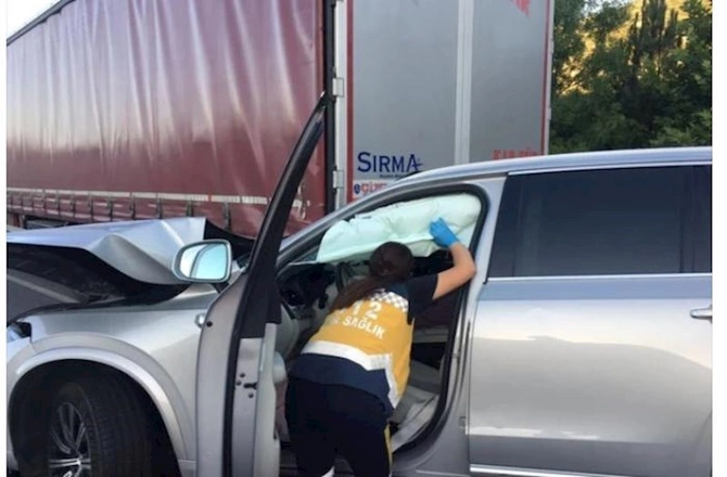 Məşhur müğənni qəzaya düşdü — FOTO