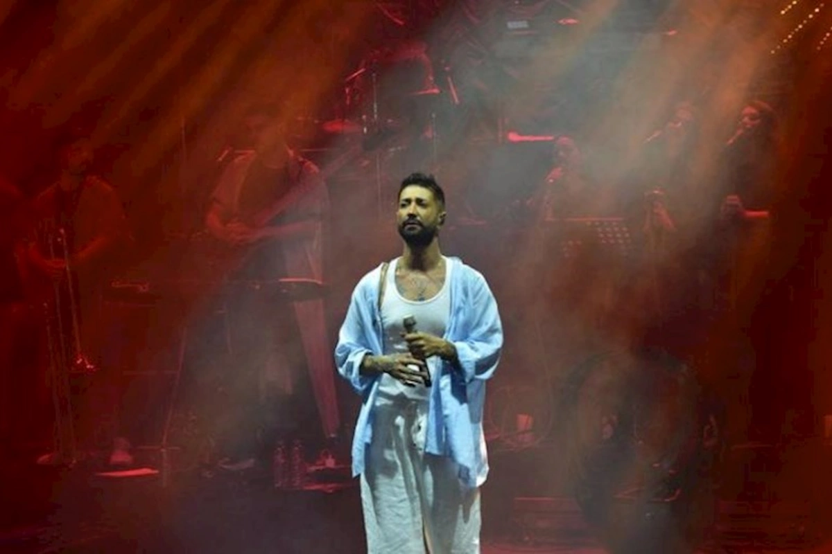 Qəza keçirən məşhur müğənni konserti ləğv etmədi