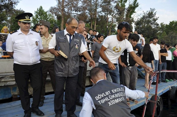 Neft məhsullarının Kür çayına axıdılması faktları aşkarlanıb — FOTOLAR Neft məhsullarının Kür çayına axıdılması faktları aşkarlanıb — FOTOLAR