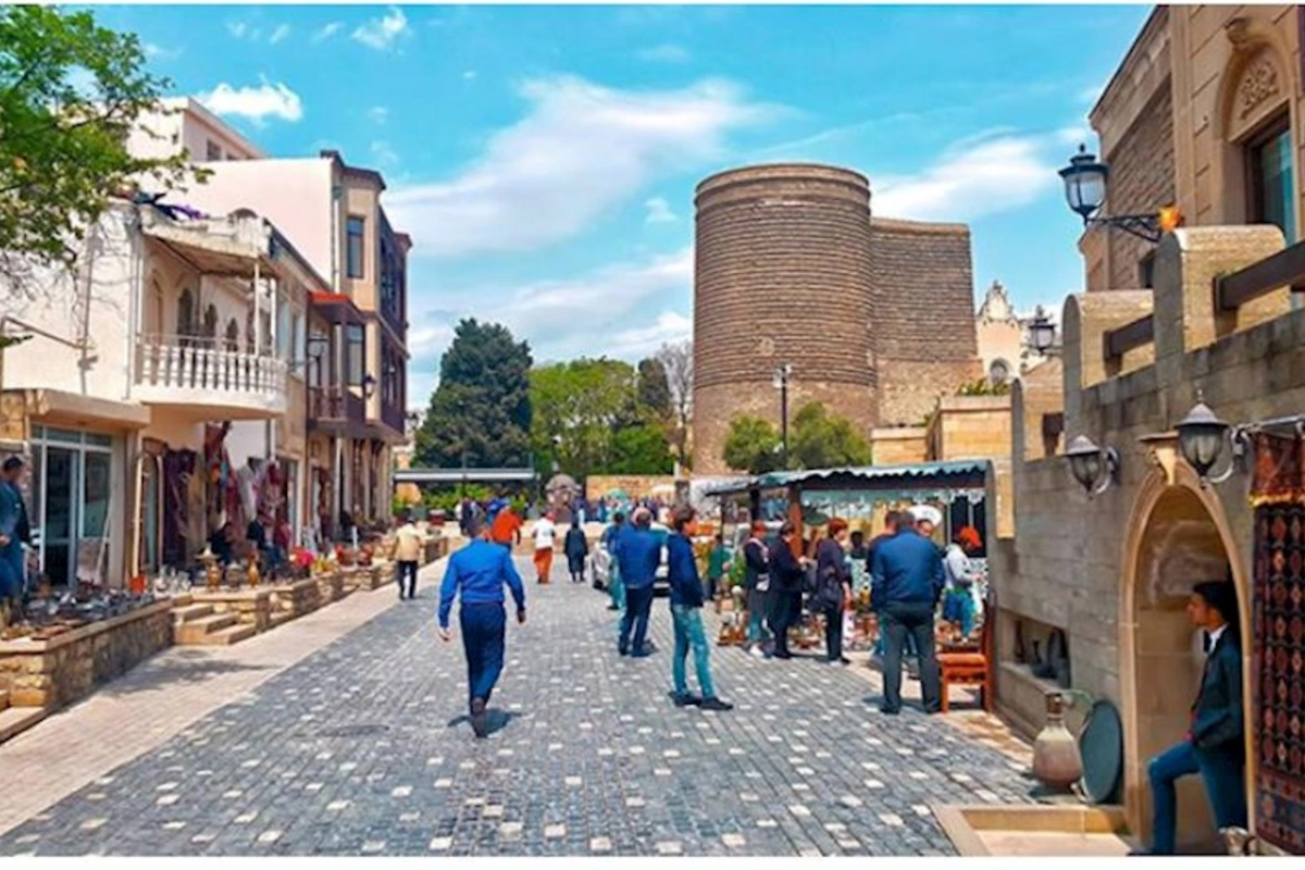 İçərişəhərdə söyüş söydü, cəzalandırıldı