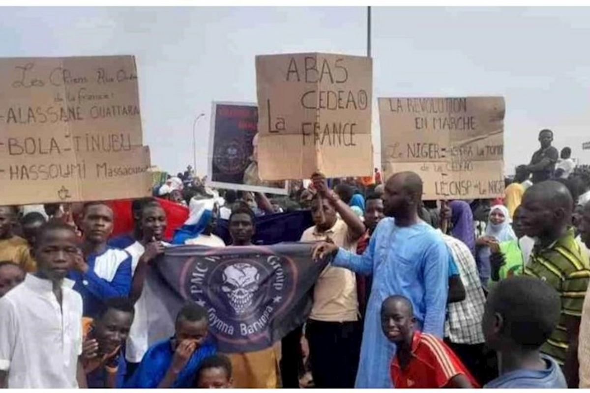 Nigeriyada Fransa əleyhinə etiraz: Nigerə qarşı müharibə ədalətsizdir!